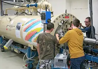 Beschleunigertank VERA mit Studenten