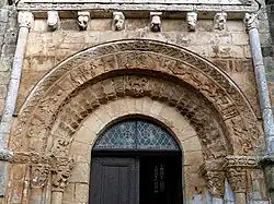 Frühe figürliche Archivolten an der Kirche St-Martin (Besse)