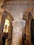 Erhaltener Pfeiler des Augustinerklosters aus dem 12. Jahrhundert in der Kirche