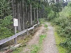 Sperrpfosten mit Warnung vor Munitionsresten des ehemaligen Truppenübungsplatzes