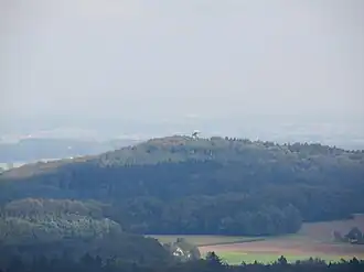Der Beutling mit Aussichtsturm von der Steinegge bei Dissen aus gesehen