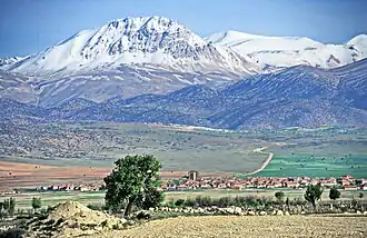 Majestätisch erhebt sich das über 3000&nbsp;m hohe Massiv der Bey Dağlari über der Gölova innerhalb der Senke von Elmalı.