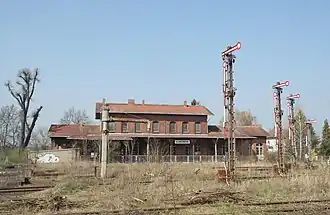 Empfangsgebäude, Wasserkran und Ausfahrsignale in Richtung Magdeburg und Wanzleben, 2014