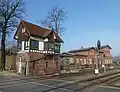 Trasse mit Stellwerk im Bahnhof Ilsenburg, im Hintergrund das Empfangsgebäude.