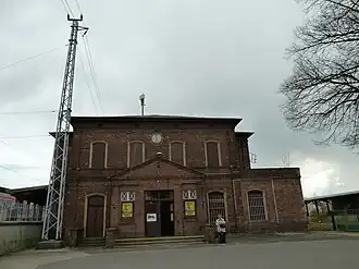 Hauptgebäude und Bahnhofsvorplatzanlage des Bahnhofs Ruhland