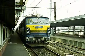 Nacht­zug aus Mad­rid mit El­lok der Renfe-Bau­rei­he 251 auf ei­nem Breit­spur­gleis