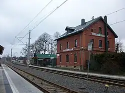 Empfangsgebäude des Bahnhofs Neukirchen-Klaffenbach (2016)