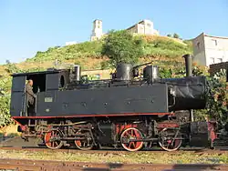 Lokomotive der Baureihe R.440; im Hintergrund das Kloster Shegerini