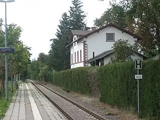 Haltepunkt Ebertsheim, im Hintergrund das frühere Empfangsgebäude
