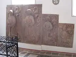 Grabplatte von Philipp I., dem Älteren, von Hanau-Lichtenberg und rechts Epitaphien von Philipp I., dem Älteren, von Hanau-Lichtenberg, seiner Frau, Anna von Lichtenberg, und den Söhnen Johann und Dieter, geschaffen von Hans Merckel, 15. Jh.