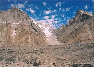 Biale (6729&nbsp;m) und Biale-Gletscher.