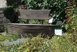 Eine Arche als biblisches Symbol und Sitzbank