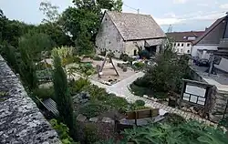 Blick aus Richtung der Kirche St. Martin auf den Bibelgarten und die alte Pfarrscheune