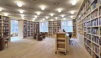 Bibliothek mit Sitz-Inseln