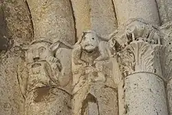 Kapitelle auf der rechten Seite