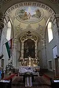 Blick auf den Altar der römisch-katholischen Kirche