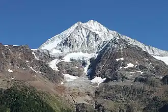 Birchgletscher vor dem Bietschhorn im Sommer 2010. Rechts neben dem Gletscher das dunkle Kleine Nesthorn.