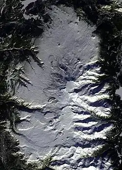 Überblick über ein ovales, schneebedecktes Plateau mit einem schneebedeckten Berg im Zentrum