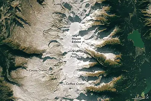Satellitenbild mit Ice Peak, Mount Edziza und dem Snowshoe Lava Field