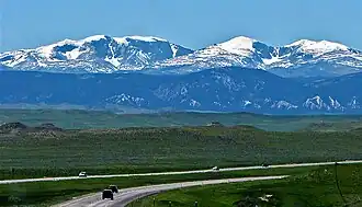 Bighorn Peak, Darton Peak und Oliver Peak (v.&nbsp;l.&nbsp;n.&nbsp;r.), gesehen von der Interstate 90