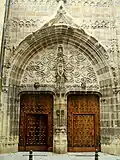 Pilgerportal Puerta del Ángel der Kathedrale von Bilbao, bekrönt mit der Jakobsmuschel