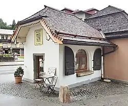 Seit einiger Zeit erneut Ausstellungs- und Verkaufsraum der Holzschnitte von Fritz Richter in Berchtesgaden (2021).[1]