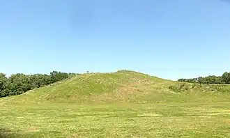 Mound A, der größte von mindestens sechs Kulthügeln in Poverty Point (Nordamerika, vom Ende der Archaischen Periode dort)