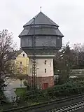 Blick auf den Wasserturm von der Fußgängerbrücke über das Gleisfeld