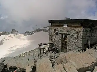 Bivacco Cima Presanella “Brigata Orobica” mit dem Nardis-Gletscher im Hintergrund