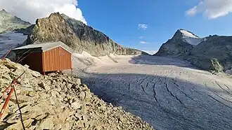 Bivouac de l’Aiguillette à la Singla mit Glacier de l’Aiguillette, im Hintergrund v.&nbsp;l.&nbsp;n.&nbsp;r. Bec de la Sasse, Becque Labié und Aouille Tseque