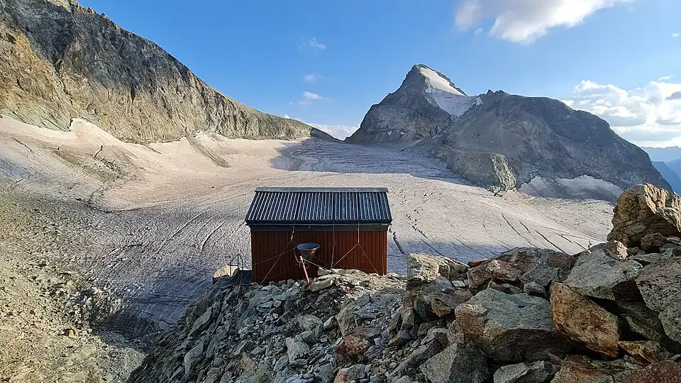 Das Bivouac de l’Aiguillette à la Singla, im Hintergrund der Glacier de l’Aiguillette und die Aouille Tseque.