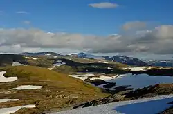 Foto einer Berglandschaft mit vereinzelten Schneefeldern