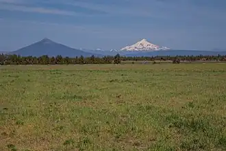 Black Butte (links) und Mt. Jefferson von Süden