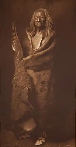 Indianer der Assiniboine mit Büffeldecke (1908)