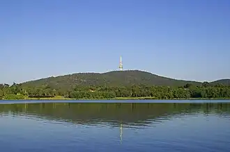 Black Mountain mit Black Mountain Tower, vom Lake Burley Griffin aus gesehen