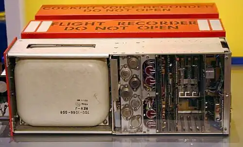 Geöffneter Flight Data Recorder, dahinter der Cockpit Voice Recorder (CVR)