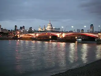 Blick auf die Blackfriars Bridge mit St. Paul’s