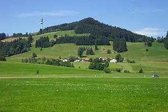 Blick etwa von Osten zum Blender mit Wiggensbacher Weiler Notzen und OA&nbsp;15 (vorne) sowie Fernmeldeturm Blender