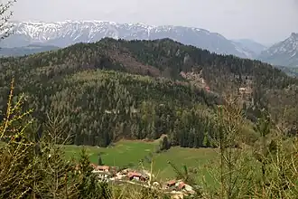 Blick zum Grasberg von Südosten, dahinter die Raxalpe