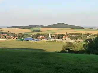 Blick vom Friedersdorfer Berg über Friedersdorf in Richtung Schwarzer Berg