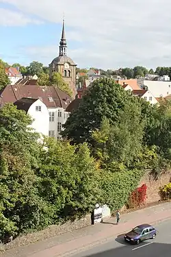 Die Mauer des Bahndamms die manchen an eine Stadtmauer erinnert, gehörte ebenfalls nicht zur Stadtbefestigung.