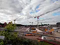 Blick über die Baustelle vom Kanal aus, in der Mitte die beiden Sparbecken, im Mai 2015
