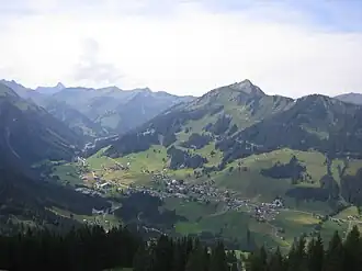 Blick von der Innerkuhgehrenalp Richtung Walmendinger Horn (etwas rechts der Bildmitte). Die Erhebung rechts davon im Berggrat ist der Heuberg.