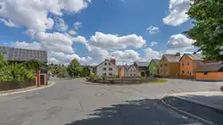 Das Foto zeigt von links nach rechts: Alte Helmbrechtser Straße, Löschwasserentnahmestelle (vorne), Feuerwehr Wölbattendorf (hinten)