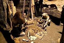 Blick in eine Steinzeithütte