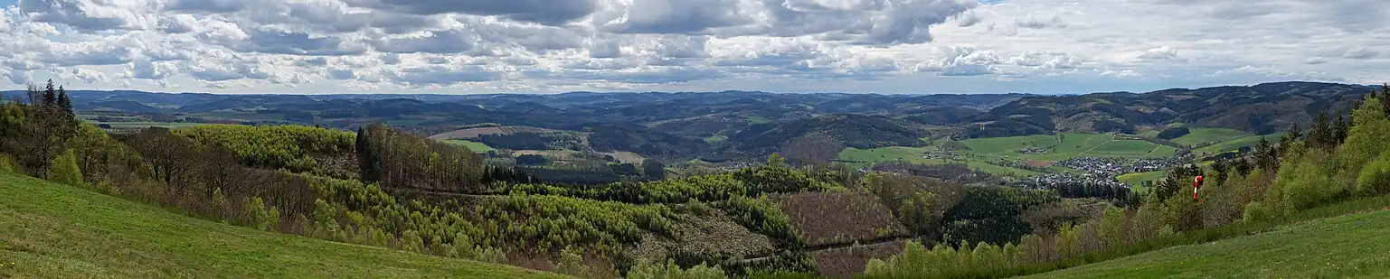 Blick über das Sauerland von der Aussichtsstelle an Startplatz für Gleitschirmflieger oberhalb von Wenholthausen