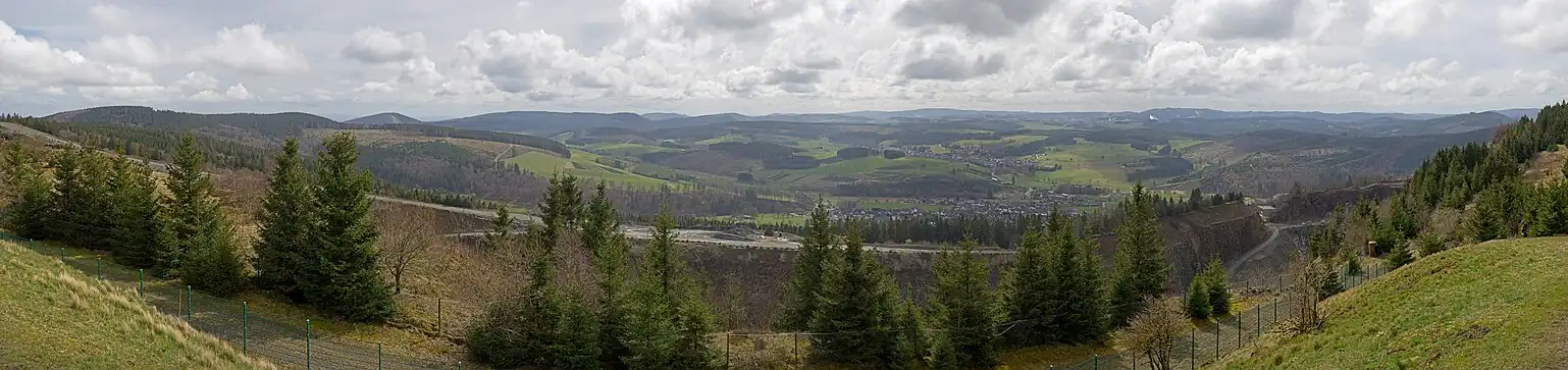 Blick vom Gipfel nach Süden auf Hildfeld und über die Winterberger Hochfläche zum Rothaar-Kamm mit dem Kahlen Asten (2024)