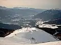 Blick vom Gitsch mit Skigebiet Gitschberg, Streudorf Meransen und der Stadt Brixen im Eisacktal. Gegenüber sind die Dolomiten mit der Seiser Alm und dem Schlern.