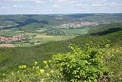 In der Bildmitte links das hessische Schutzgebiet „Frankenloch bei Heldra“ und in der Mitte rechts das thüringische Naturschutzgebiet „Werraaue Treffurt“