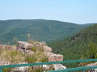 Waltersberg (Bildmitte) von der Burg Neuscharfeneck aus betrachtet